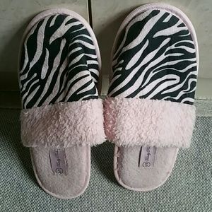 WOMEN'S PINK FUZZY SLIP ON SLIPPERS